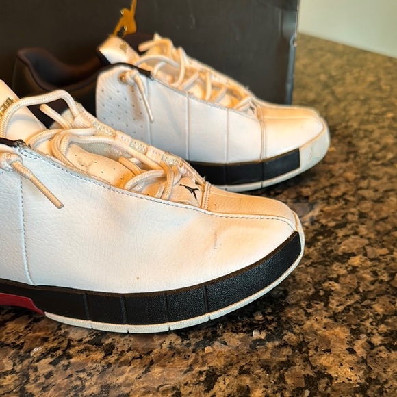 Jordan team Elite 2 Lo White and Black Sneakers Classic Design EUC - Picture 3 of 15